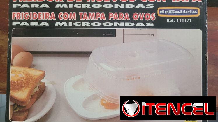 Freír huevos con tapa en el microondas