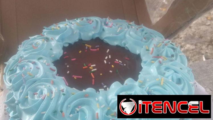 Ricos kakes rellenos y cubiertos de chocolate