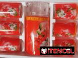 Jarra con vasos decoradas con flores