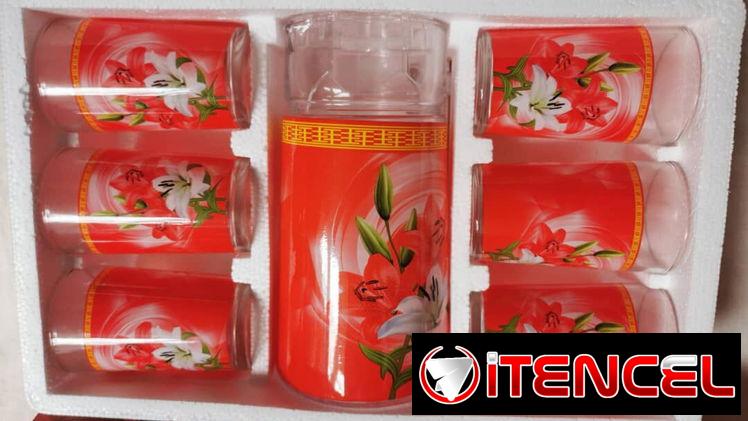 Jarra con vasos decoradas con flores