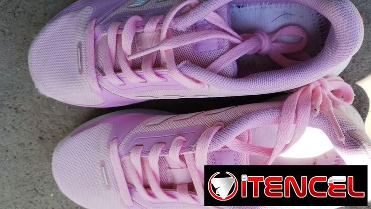 Tenis Adidas número 32 de niña.