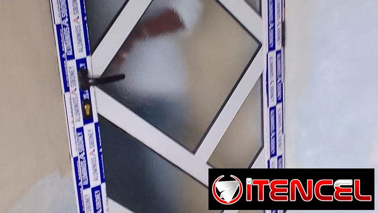 Marquetería de aluminio con cristales para interiores y exteriores