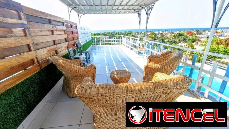 Disponible casa con piscina.  WhatsApp 5 8142662