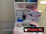 Mesa de manicura con accesorios