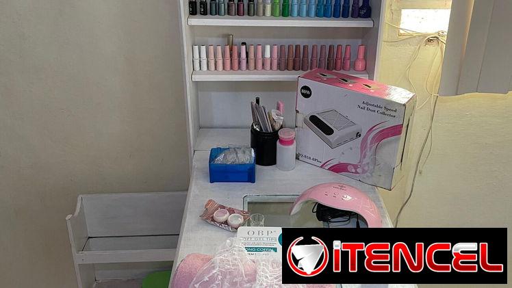 Mesa de manicura con accesorios