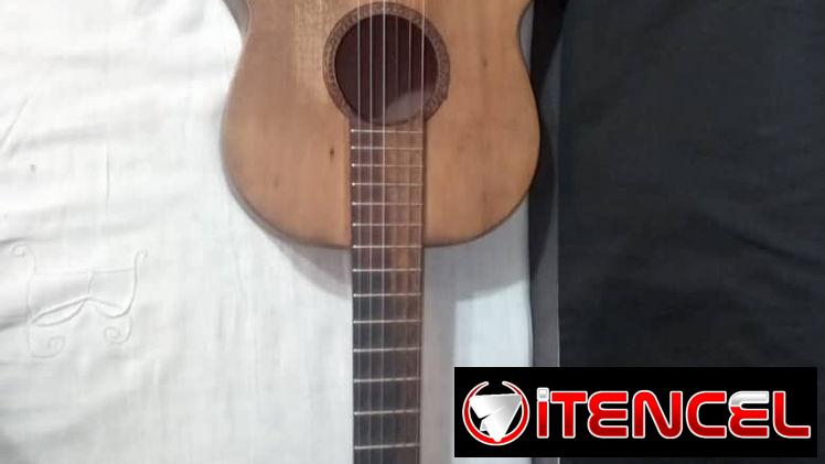 Se vende guitarra clásica es bastante antigua pero tiene mantenimiento reciente aplicado tengo mensajería