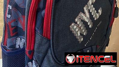 Mochilas con varios zipper y compartimentos, bien fuertes de lona gorda !
