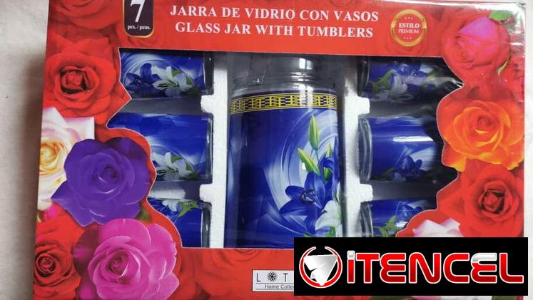 Jarra con vasos decoradas con flores