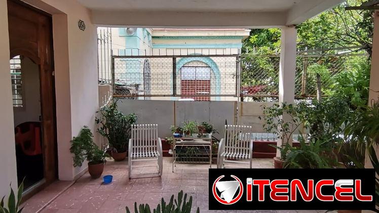 Casa Independiente en el vedado de dos plantas  de 3/4 y 2 baños.