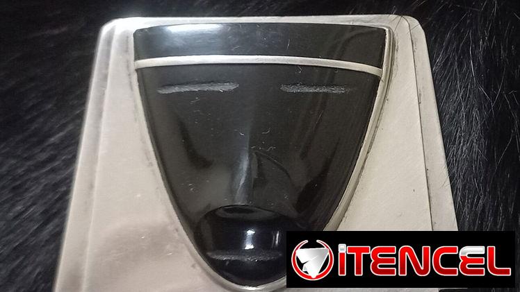 Prendedor antiguo de plata y ónix.