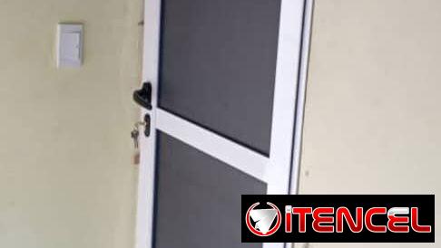 Puertas y ventanas y bajos de meseta