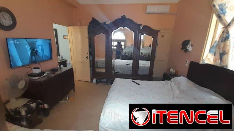 Amplia casa de dos niveles con 6 cuartos en total y patio grande de tierra. Excelente oportunidad de inversión!!!