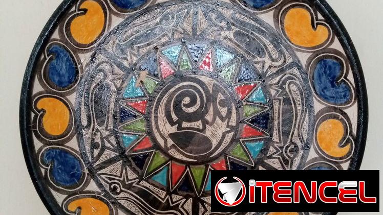 Plato de pared en cerámica pintada a mano. Firmada