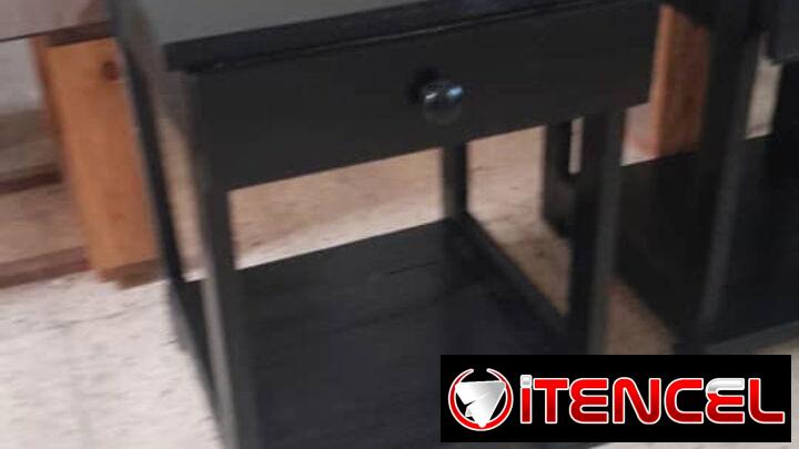 mesitas de noche de madera, con gavetas.