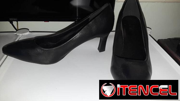 zapatos negros cerrados de tacon