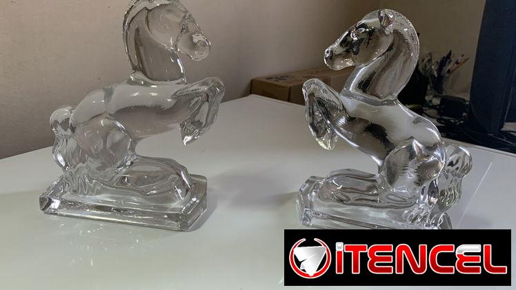 Pareja de sujetalibros de cristal (figuras de caballos).