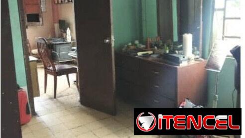 Casa en 10 de Octubre biplanta 3 cuartos placa libre 12 000 USD