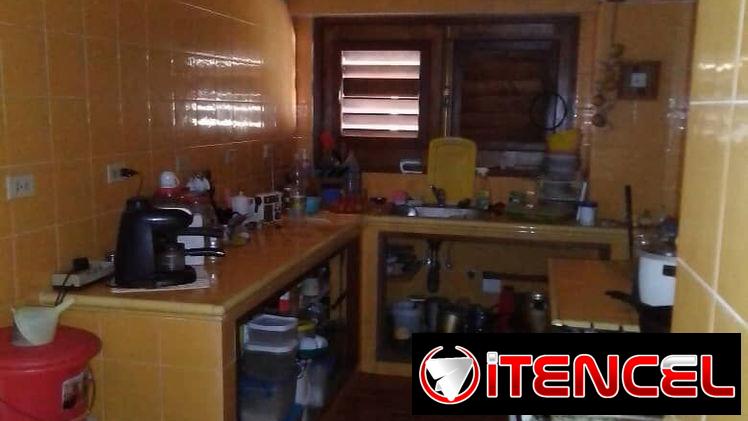 Ocasión única apto de 4 cuartos en el Vedado con valla de garaje para 2 autos y semivista al mar!! Sólo por 70.000 USD!