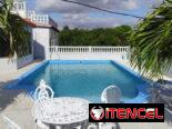 Renta con piscina amplia, 4 habitaciones y planta eléctrica, en esa zona no se va la corriente. Whatssap 5 2959440
