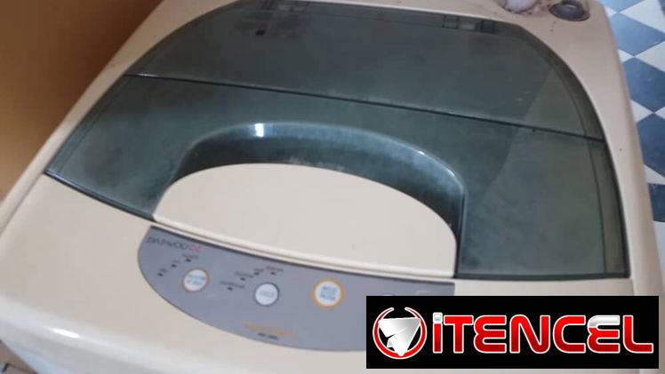 Se vende lavadora con problema en uno de los botones de la pizarra.