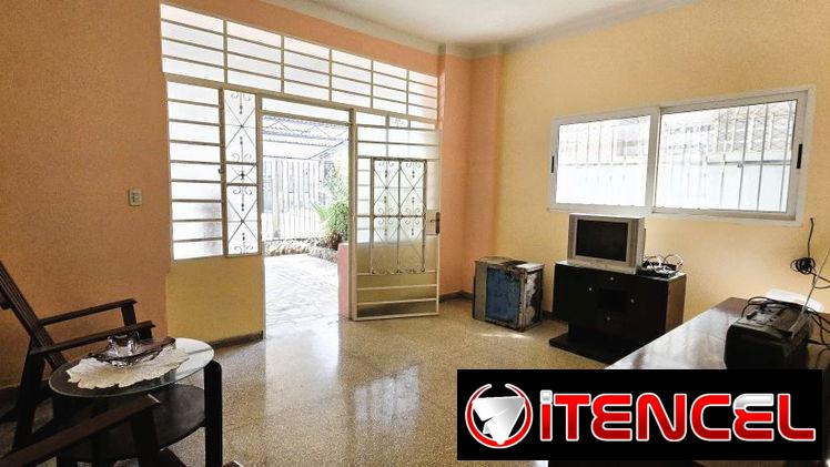 Apartamento de 2/4, planta baja, carposh, en el Vedado (V-252)