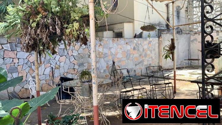 Casa a la venta en planta baja con un espacioso patio, garaje Privado a pocos metros de 13 y 68