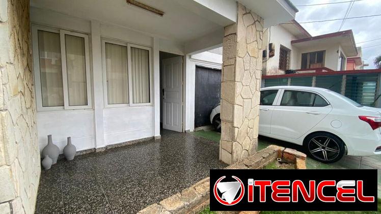 Se vende casa biplanta en el Reparto Náutico, Playa.