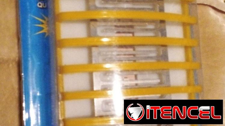 Accesorio para electrocutar y matar mosquitos. Se conecta al tomacorriente. Me queda uno solo color azul.