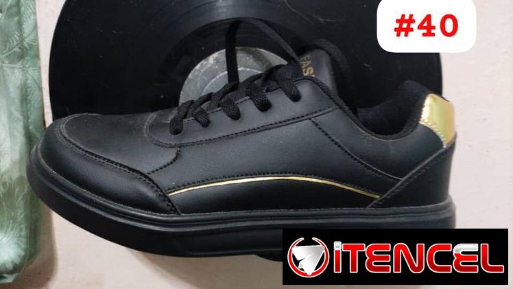 Tenis de mujer y sandalias