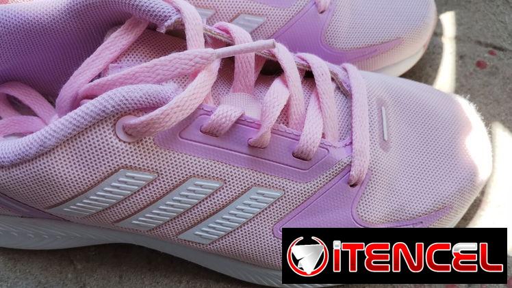 Tenis Adidas número 32 de niña.