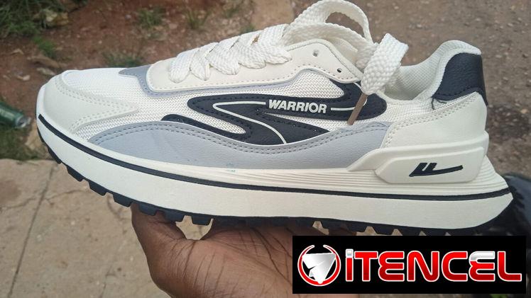 Tenis nuevos marca Warriors.