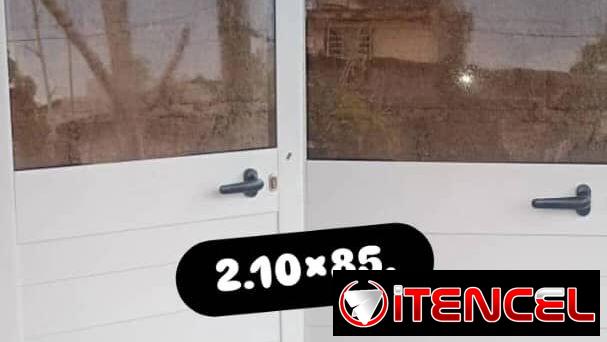 Ventanas de hierro con sus cristales en 70 mil.,puerta de marquetería de aluminio y cristalería en 70 mil.,