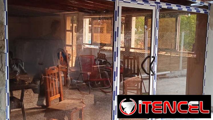 Se realizan trabajos de carpintería de aluminio y cristalería