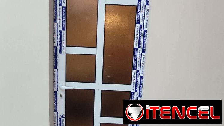Mamparas de baños. Bajos de meseta. Ventanas