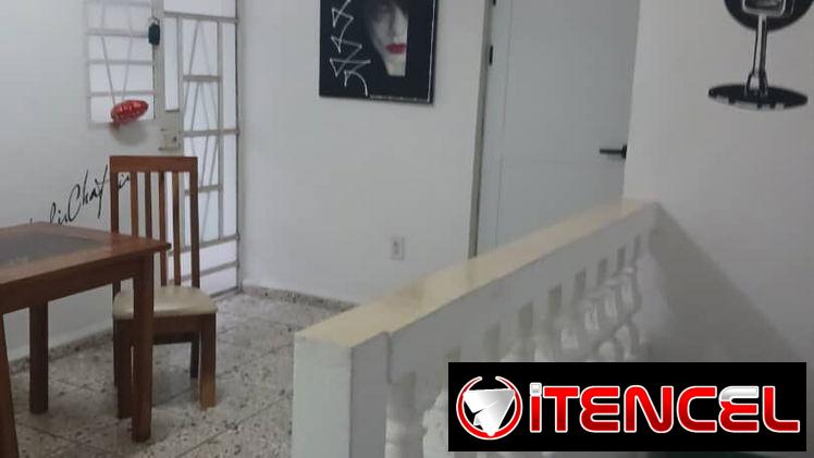 CASA AMPLIA DE 3 PLANTAS EN PARCELACIÓN MODERNA, ARROYO NARANJO!*