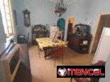 Amplia casa de dos niveles con 6 cuartos en total y patio grande de tierra. Excelente oportunidad de inversión!!!