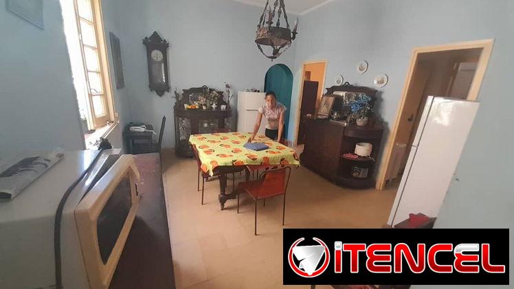 Amplia casa de dos niveles con 6 cuartos en total y patio grande de tierra. Excelente oportunidad de inversión!!!