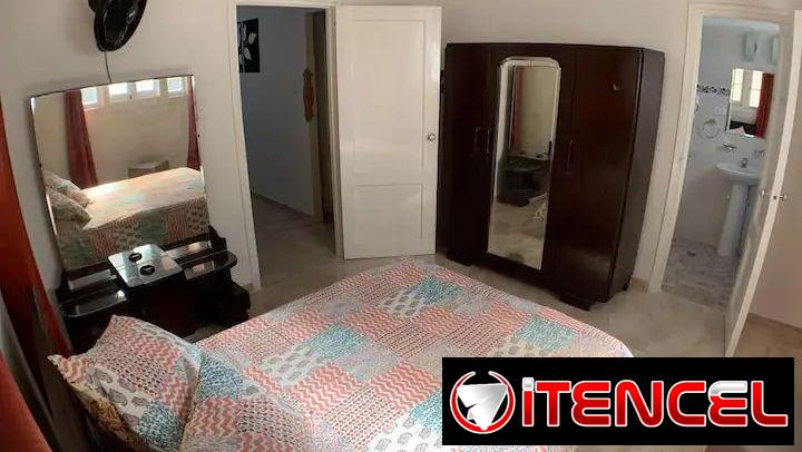 APTO PRIVADO en el vedado. PLAZA. DE una habitación climatizada(NO SE VA LA CORRIENTE).54026428