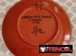 Plato de pared en cerámica pintada a mano. Firmada