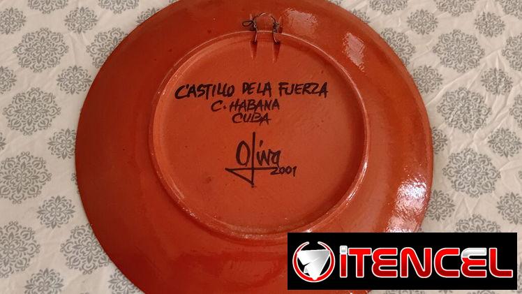 Plato de pared en cerámica pintada a mano. Firmada
