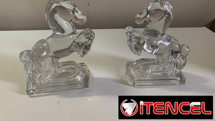 Pareja de sujetalibros de cristal (figuras de caballos).
