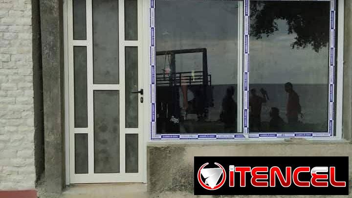 Puertas de aluminio. Ventanas