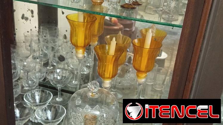 Vitrina Antigua,con juegos de copas