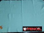 Vendo baberos para bebés, una colcha verde con bordado de un trencito, un mosquitero para la cuna, media antiresbalante