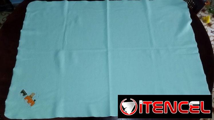 Vendo baberos para bebés, una colcha verde con bordado de un trencito, un mosquitero para la cuna, media antiresbalante