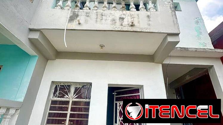 Casa biplanta en 10 de octubre