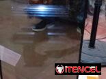 Mini nevera vinoteca de 23 Litros de 220 volt y bandejas interiores de madera con cristal efecto espejo
