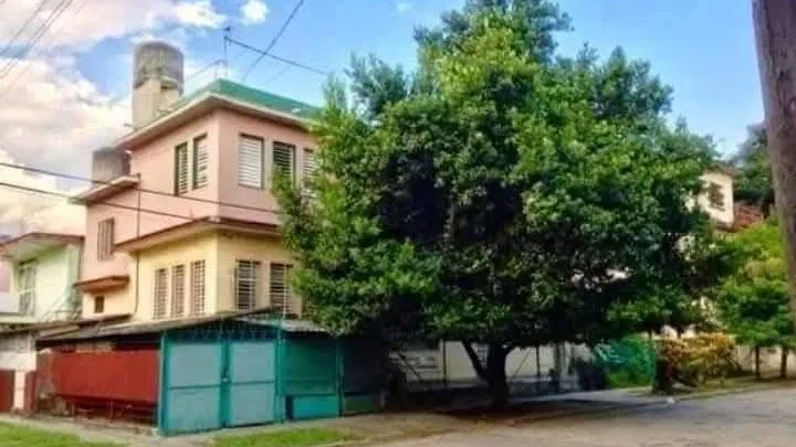SE VENDE INMUEBLE 3 PISO MiRAM TiPO Mansión garajes dobles 7/4 mucho espacio 55511112