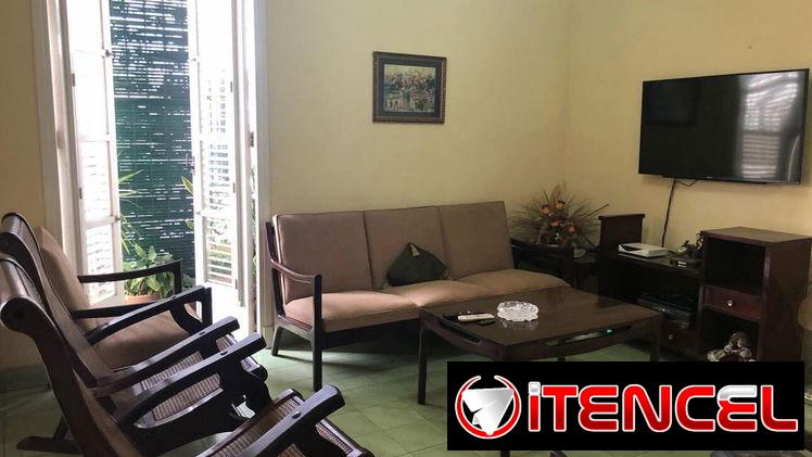 Excelente apartamento muy cerca de calzada y 12 en el vedado.  Ubicado en el primer piso de un edificio de los año’ 50 .