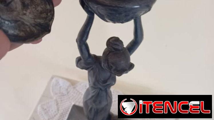 Vendo Figura romance del siglo XIX, de terracota, P-18cm; L-43cm; A-23 en 20 usd